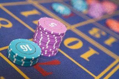 Live American Roulette wheel on mia4d with dealer spinning in real-time